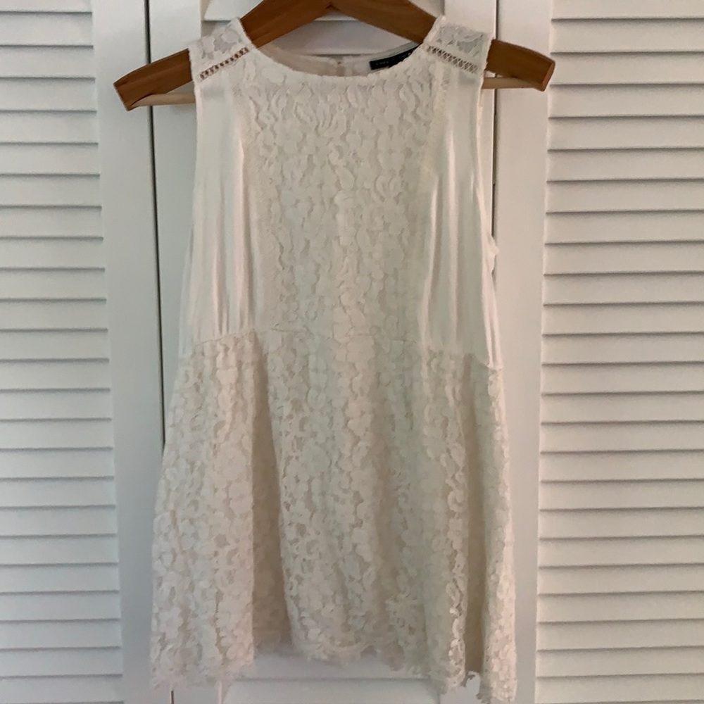A pea in the pod white lace top size medium